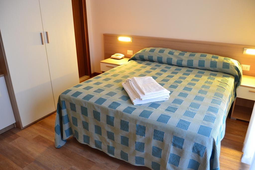 Hotel Midi ลิโดดิเยโซโล ภายนอก รูปภาพ