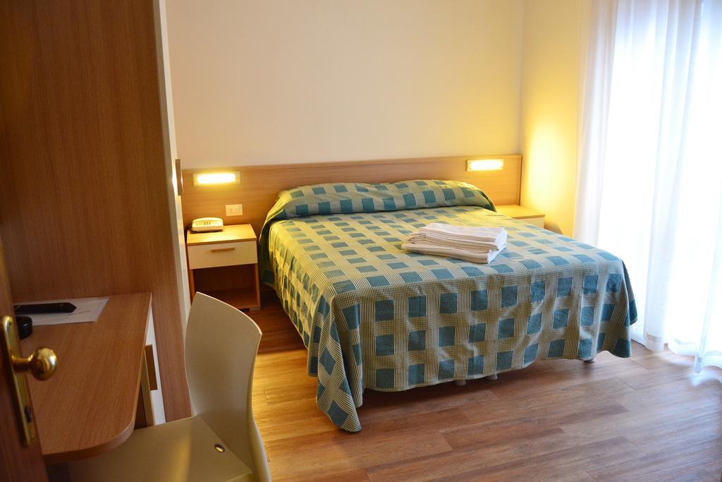 Hotel Midi ลิโดดิเยโซโล ภายนอก รูปภาพ
